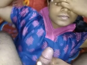 Indian babe sucking cock and swallowing cum in HD video