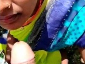 Outdoor Bhabhi enjoys sucking in the open air