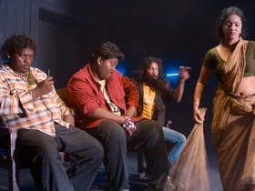 Uma Aunty's raw and seductive performance with hot navel and hip-showing scene