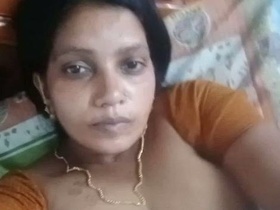 Kerala auntie flaunts her big boobs in nude selfie video