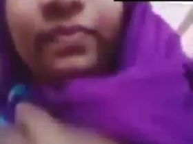 Bangladeshi girl flaunts her big boobs in a steamy video