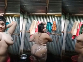 Busty Indian bhabhi in the bathtub - MMS video